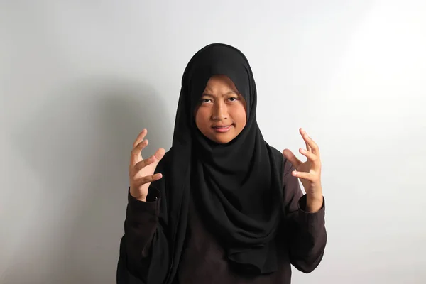 Rapariga Asiática Irritada Hijab Preto Lenço Cabeça Gritando Levantando Mãos — Fotografia de Stock