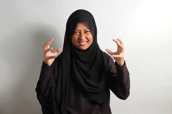 Rapariga Asiática Irritada Hijab Preto Lenço Cabeça Gritando Levantando Mãos — Fotografia de Stock