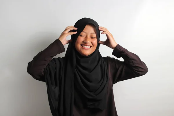 Gelukkig Jong Aziatisch Meisje Zwart Hijab Hoofddoek Grijpen Haar Hoofd — Stockfoto