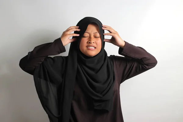 Joven Asiática Molesta Hijab Negro Pañuelo Cabeza Agarrando Cabeza Mientras —  Fotos de Stock