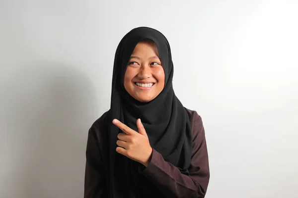Возбужденная Молодая Азиатская Девушка Черном Хиджабе Платок Указывая Пальцем Сторону — стоковое фото