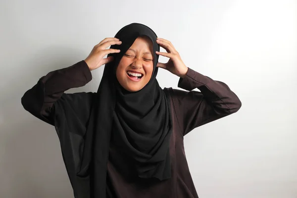 Feliz Jovem Ásia Menina Preto Hijab Headscarf Agarrando Ela Cabeça — Fotografia de Stock