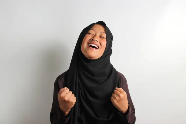 Spännande Ung Asiatisk Flicka Bär Svart Hijab Eller Slöja Höja — Stockfoto