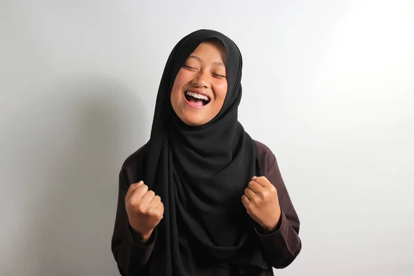 Jovem Asiática Excitada Vestindo Hijab Preto Lenço Cabeça Levantando Punho — Fotografia de Stock
