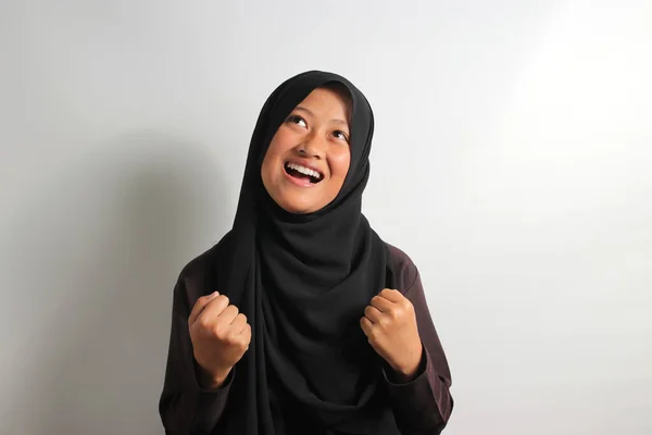Eccitato Giovane Ragazza Asiatica Indossa Hijab Nero Velo Alzando Pugno — Foto Stock