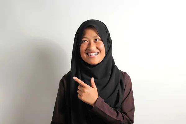Emocionado Joven Asiática Chica Negro Hijab Pañuelo Cabeza Señalando Dedo —  Fotos de Stock