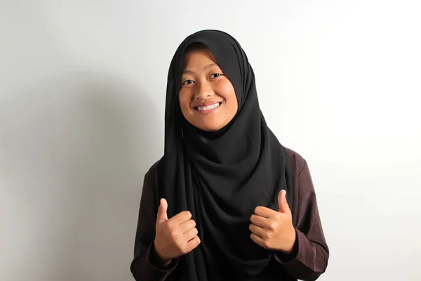 Wesoła Młoda Azjatka Ubrana Czarny Hidżab Lub Chustę Pokazującą Podwójne — Zdjęcie stockowe