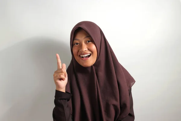 Eccitato Giovane Ragazza Asiatica Hijab Nero Velo Indicando Dito Parte — Foto Stock