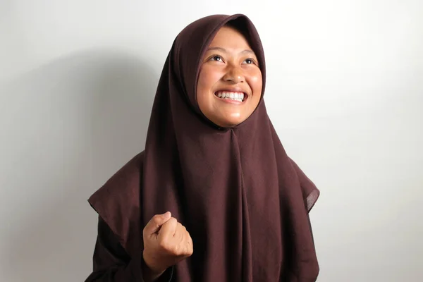 Gadis Asia Muda Yang Bersemangat Mengenakan Jilbab Hitam Atau Kepalan — Stok Foto