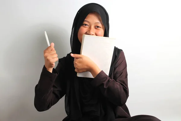 Feliz Joven Asiática Hijab Negro Pañuelo Cabeza Sosteniendo Libro Pluma — Foto de Stock
