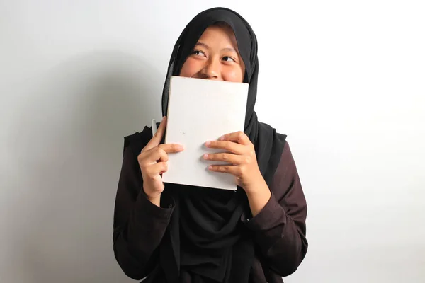 Счастливая Молодая Азиатская Девушка Черном Хиджабе Платке Закрывая Лицо Книгой — стоковое фото