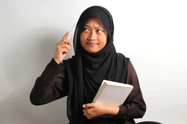 Estudante Asiática Jovem Pensativo Hijab Preto Lenço Cabeça Interessado Pensar — Fotografia de Stock