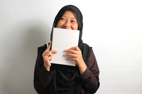 Счастливая Молодая Азиатская Девушка Черном Хиджабе Платке Закрывая Лицо Книгой — стоковое фото