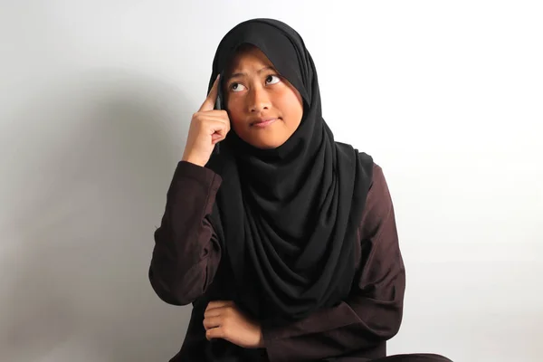 Pensativo Joven Estudiante Asiática Con Hijab Negro Pañuelo Cabeza Mirando —  Fotos de Stock