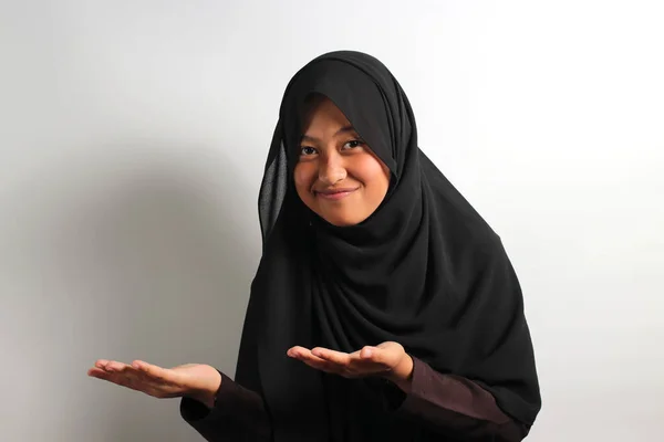 Eccitato Giovane Ragazza Asiatica Hijab Nero Velo Che Presenta Parte — Foto Stock