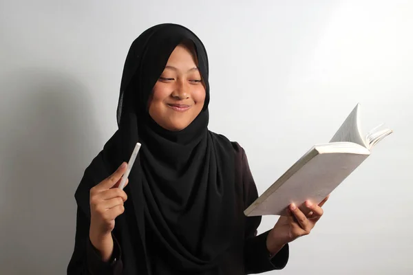 Emocionado Joven Asiática Chica Negro Hijab Pañuelo Cabeza Sosteniendo Libro —  Fotos de Stock