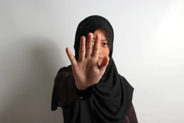 Dispiaciuto Giovane Ragazza Asiatica Hijab Nero Velo Facendo Gesto Arresto — Foto Stock