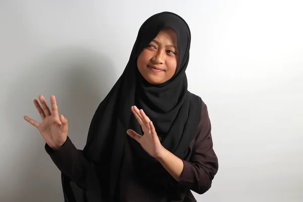 Menina Asiática Descontente Hijab Preto Lenço Cabeça Fazendo Parar Gesto — Fotografia de Stock