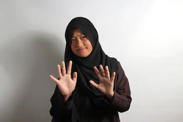 Недовольная Молодая Азиатка Черном Хиджабе Платке Делает Остановку Жеста Говоря — стоковое фото