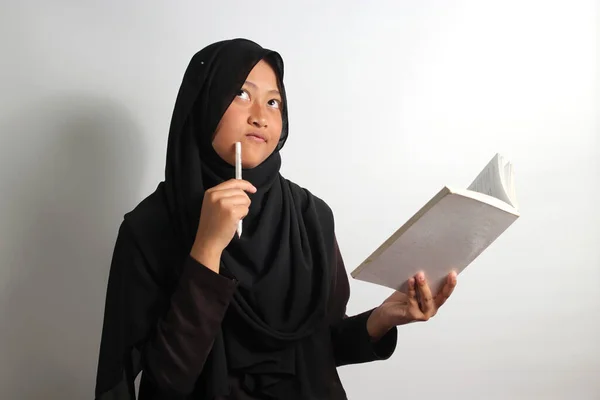 Задумчивая Молодая Азиатская Студентка Черном Хиджабе Платке Заинтересованная Мышлении Держа — стоковое фото