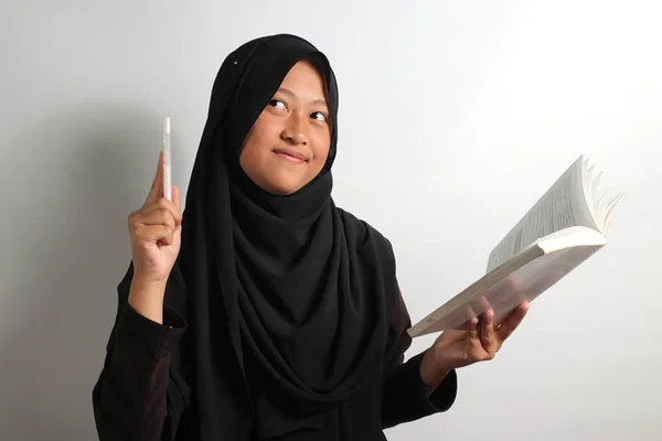 Возбужденная Молодая Азиатская Девушка Черном Хиджабе Платке Книгой Ручкой Получила — стоковое фото