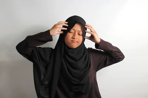 Ragazza Asiatica Riflessiva Hijab Nero Velo Afferrando Testa Mentre Pensa — Foto Stock