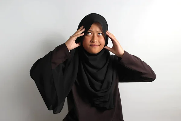 Poważna Skoncentrowana Młoda Azjatka Czarnym Hidżabie Lub Chustce Chwytająca Się — Zdjęcie stockowe