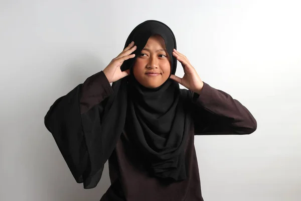 Ernstes Konzentriertes Junges Asiatisches Mädchen Schwarzem Hijab Oder Kopftuch Ergreift — Stockfoto
