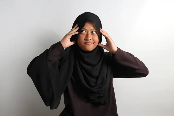 Sérieux Concentré Jeune Fille Asiatique Hijab Noir Foulard Saisir Tête — Photo