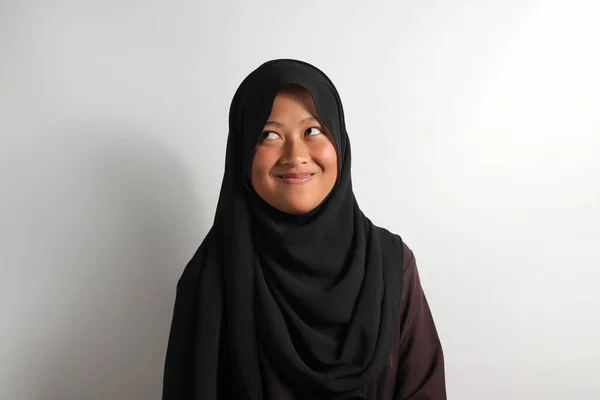 Atractiva Chica Asiática Joven Con Hijab Negro Pañuelo Cabeza Mirando —  Fotos de Stock
