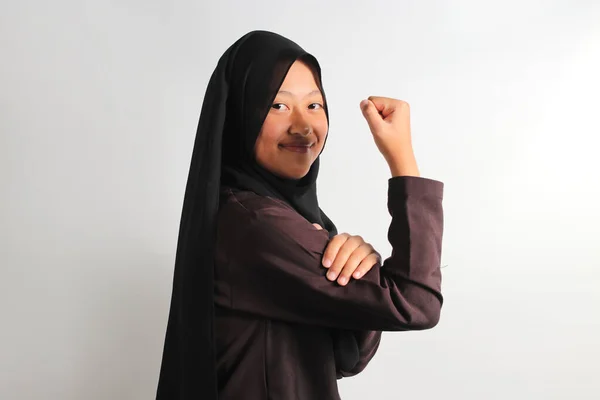 Aufgeregte Junge Asiatin Mit Schwarzem Hijab Oder Kopftuch Zeigt Starke — Stockfoto