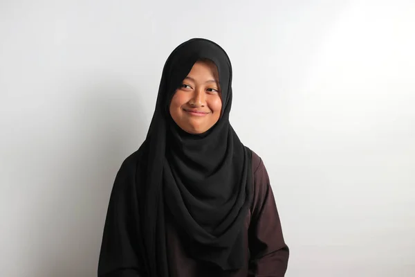 Ritratto Giovane Asiatica Hijab Nero Velo Con Espressione Delusa Isolata — Foto Stock