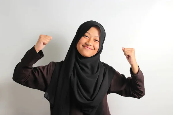 Spännande Ung Asiatisk Flicka Bär Svart Hijab Eller Slöja Visar — Stockfoto