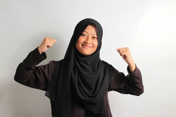 Jovem Asiática Excitada Vestindo Hijab Preto Lenço Cabeça Mostrando Gesto — Fotografia de Stock