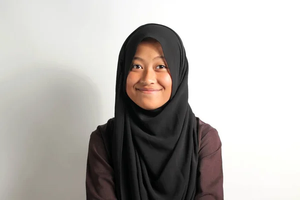 Menina Asiática Jovem Confiante Hijab Preto Lenço Cabeça Sorrindo Enquanto — Fotografia de Stock