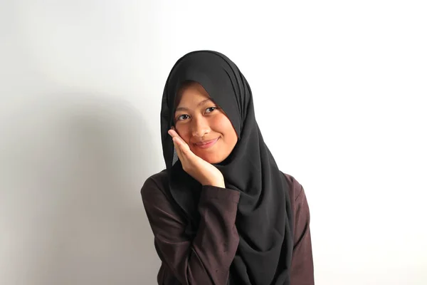 Confiado Joven Asiática Chica Negro Hijab Pañuelo Cabeza Sonriendo Mientras —  Fotos de Stock