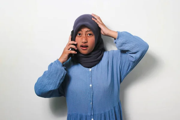 Jeune Fille Asiatique Hijab Habillé Chemise Décontractée Semble Choqué Tout — Photo
