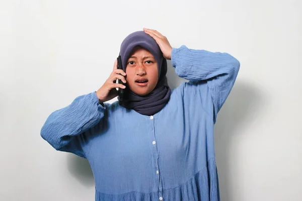 Junge Asiatin Hijab Lässigem Hemd Sieht Schockiert Aus Während Sie — Stockfoto
