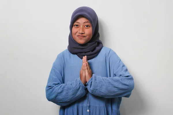 Uśmiechnięta Młoda Azjatka Hidżab Gestykulując Eid Mubarak Powitanie Izolowane Białym — Zdjęcie stockowe