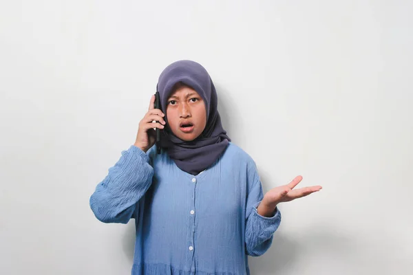 Дівчинка Азії Хіджабі Одягнена Повсякденну Сорочку Шокована Користуючись Мобільним Телефоном — стокове фото