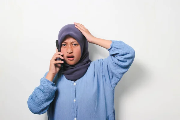 Молодая Азиатка Хиджабе Одетая Повседневную Рубашку Выглядит Шокированной Используя Мобильный — стоковое фото