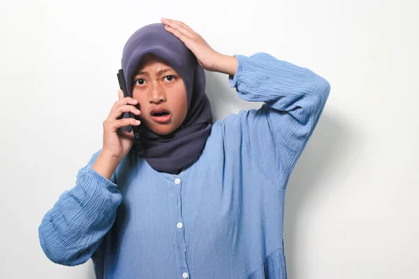 Young Asian Girl Hijab Dressed Casual Shirt Looks Shocked While — Stock Photo, Image