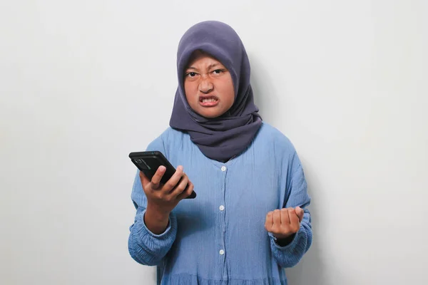Mérges Fiatal Ázsiai Lány Hidzsáb Öltözött Alkalmi Ing Bosszús Használata — Stock Fotó