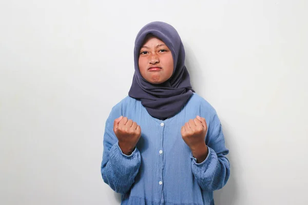 Sıradan Giyinmiş Sinirli Asyalı Kız Kızgın Elini Kaldırıyor Beyaz Arka — Stok fotoğraf