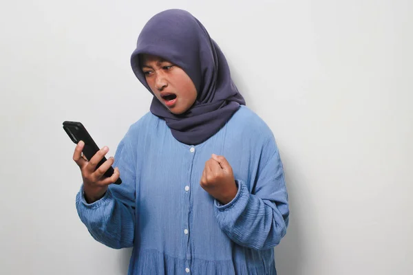 Boos Jong Aziatisch Meisje Hijab Gekleed Casual Shirt Geïrriteerd Tijdens — Stockfoto