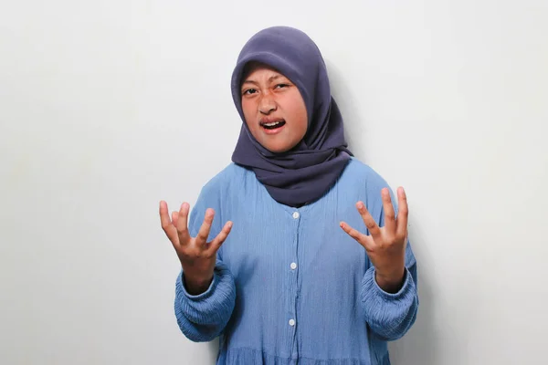 Sıradan Giyinmiş Sinirli Asyalı Kız Kızgın Elini Kaldırıyor Beyaz Arka — Stok fotoğraf