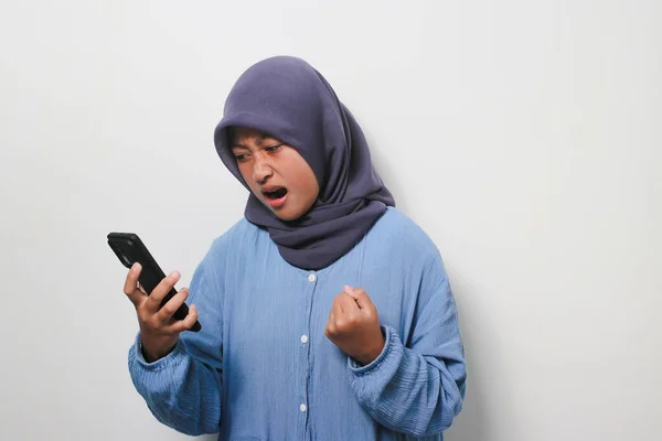 Wściekła Młoda Azjatka Hidżabie Ubrana Luźną Koszulę Denerwuje Się Podczas — Zdjęcie stockowe