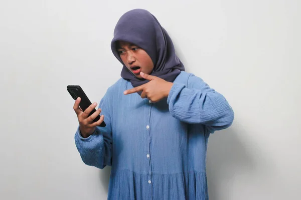 Wütendes Junges Asiatisches Mädchen Hijab Lässigem Hemd Ist Genervt Während — Stockfoto