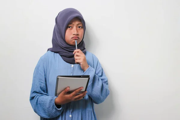 Задумчивая Молодая Азиатская Студентка Хиджабе Заинтересовалась Мыслями Держа Книгу Ручку — стоковое фото