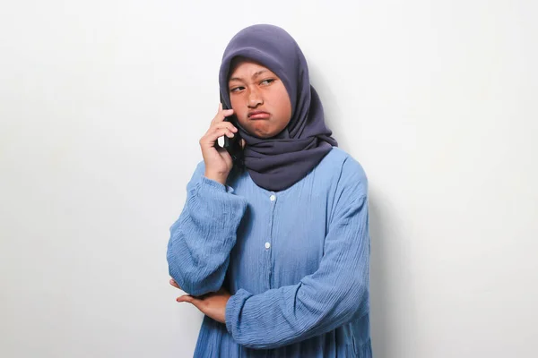 Nervöses Junges Asiatisches Mädchen Hijab Lässigem Hemd Sieht Unglücklich Aus — Stockfoto